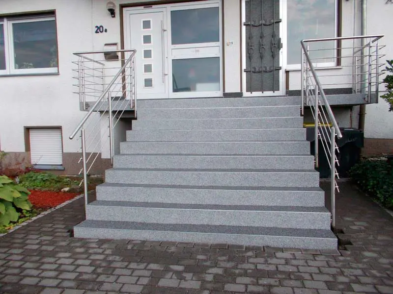 Treppe-mit-Steinteppich-saniert