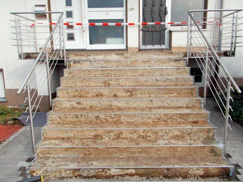 Treppe-vor-der-Sanierung